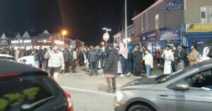 Gewelddadige botsingen over illegale Ramadan-bedrijven in het VK: moslims grijpen de controle over straten, vallen politie aan, verwonden agenten (video)