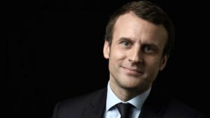 President Macron loopt op straat al zingend in extreemrechtse fuik