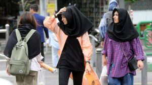 Iran Vrouw bonje met moslimgeestelijke confronteert voor het nemen van een foto zonder sluier (video)