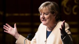 Angela Merkel: “Dat is echte satire!” Ernstige kritiek op onderscheiding voor ex-kanselier