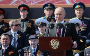 Neerslachtige Poetin haalt uit naar West tijdens rustige Victory Day-parade in Rusland