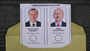 Erdoğan lijkt zijn 20-jarige heerschappij te verlengen terwijl Turkije in de tweede ronde van de presidentsverkiezingen stemt