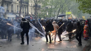 Felle botsingen tussen demonstranten en politie: zo beleeft Frankrijk 1mei (VIDEO)