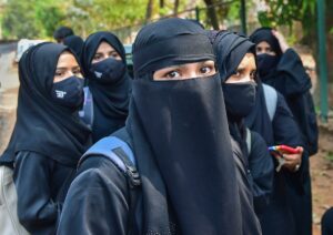 Geïmporteerde onderdrukking: de duistere kant van de handhaving van de hijab in westerse landen (video)
