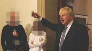 Eerste video partygate Boris Johnson online: ‘Zolang we dit niet streamen…’