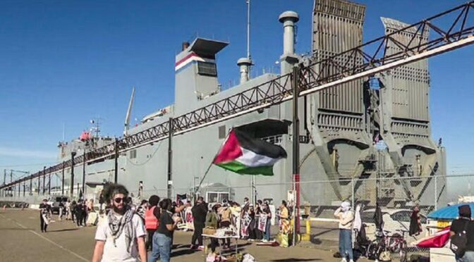 Demonstranten blokkeerden het Amerikaanse militaire bevoorradingsschip op weg naar Apartheid Israël