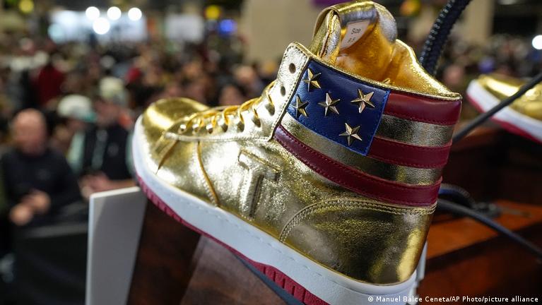 Hier ziet u hoeveel sneakers Trump zou moeten verkopen om zijn juridische kosten te betalen
