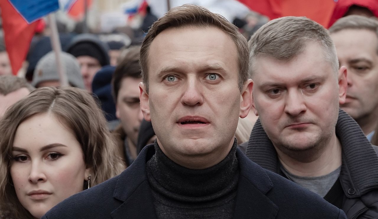 Extreemrechtse figuren reageren op de dood van Alexei Navalny door belachelijke gelijkenissen te leggen met de onderzoeken van Trump