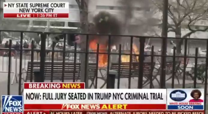Persoon steekt zichzelf in brand buiten het gerechtsgebouw van het proces tegen Trump in New York