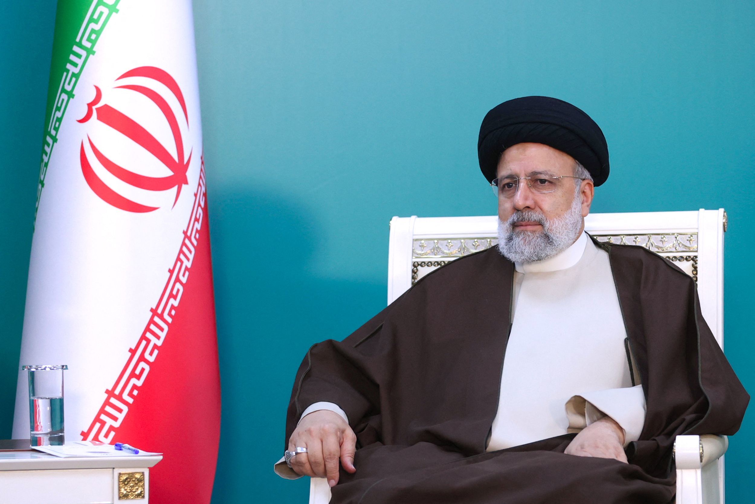 De dood van de Iraanse president Raisi voegt onzekerheid toe aan de explosieve mix van de regio