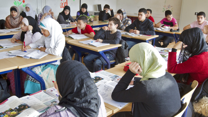 Duitse staatsveiligheidsfunctionaris slaat alarm: christelijke kinderen bekeren zich tot de islam uit angst voor moslimstudenten